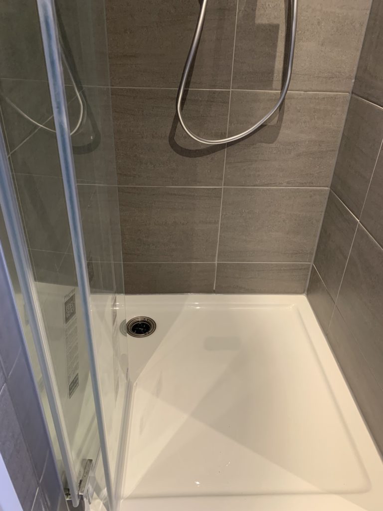 Badkamer sanitair Douchebak tegelwerk - Home Repair - Timmerwerk en onderhoud 01