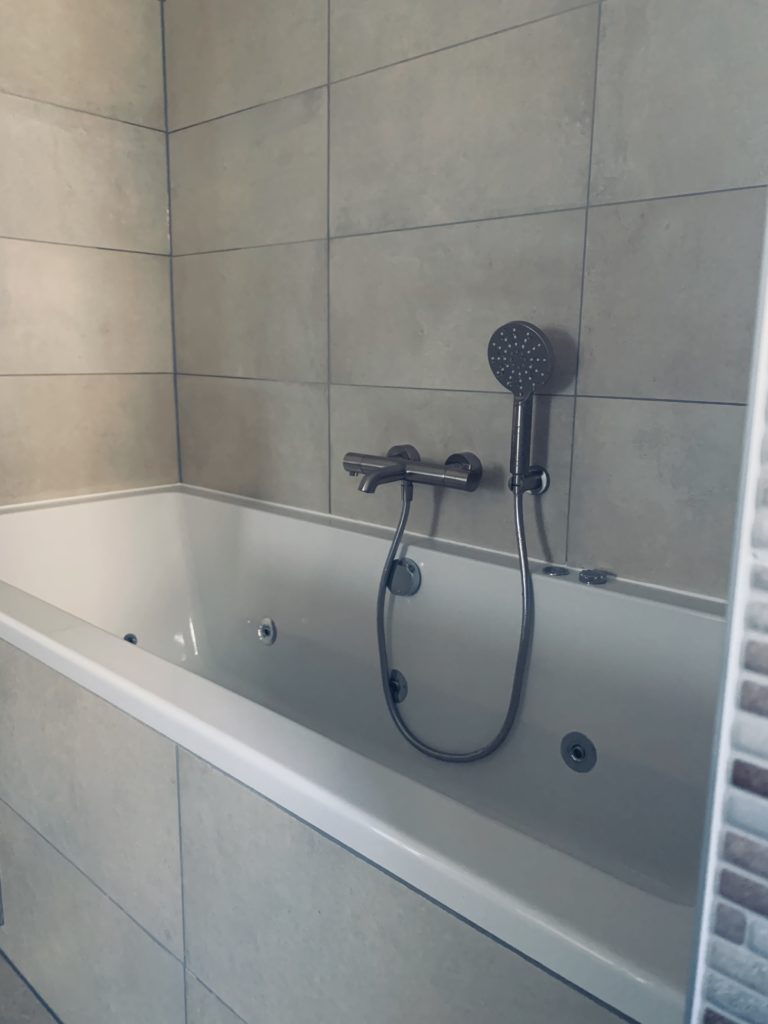 Badkamer sanitair tegelwerk - Home Repair - Timmerwerk en onderhoud 010