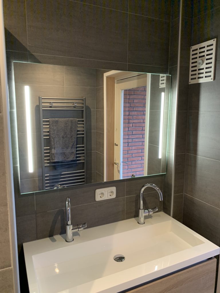 Badkamer sanitair tegelwerk Wastafelmeubel- Home Repair - Timmerwerk en onderhoud 03