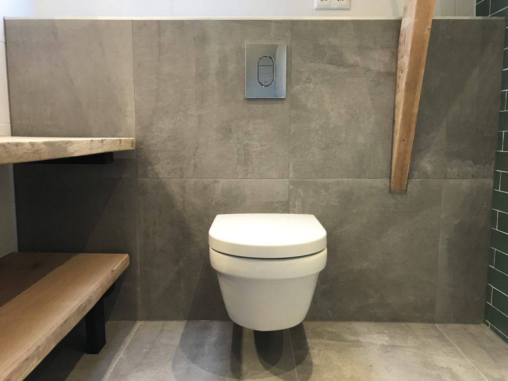 Hangtoilet sanitair tegelwerk - Home Repair - Timmerwerk en onderhoud 01